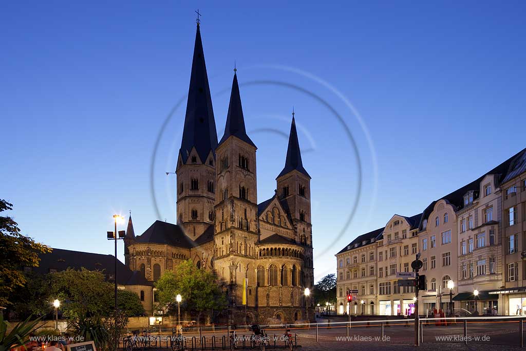 Bonn, Blick ueber Martinsplatz auf Bonner Muenster St. Martin Kirche beleuchtet zur blauen Stunde, view to church illuminated during the blue hour