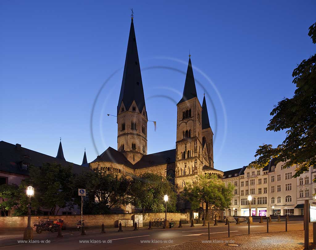 Bonn, Blick ueber Martinsplatz auf Bonner Muenster St. Martin Kirche beleuchtet zur blauen Stunde, view to church illuminated during the blue hour