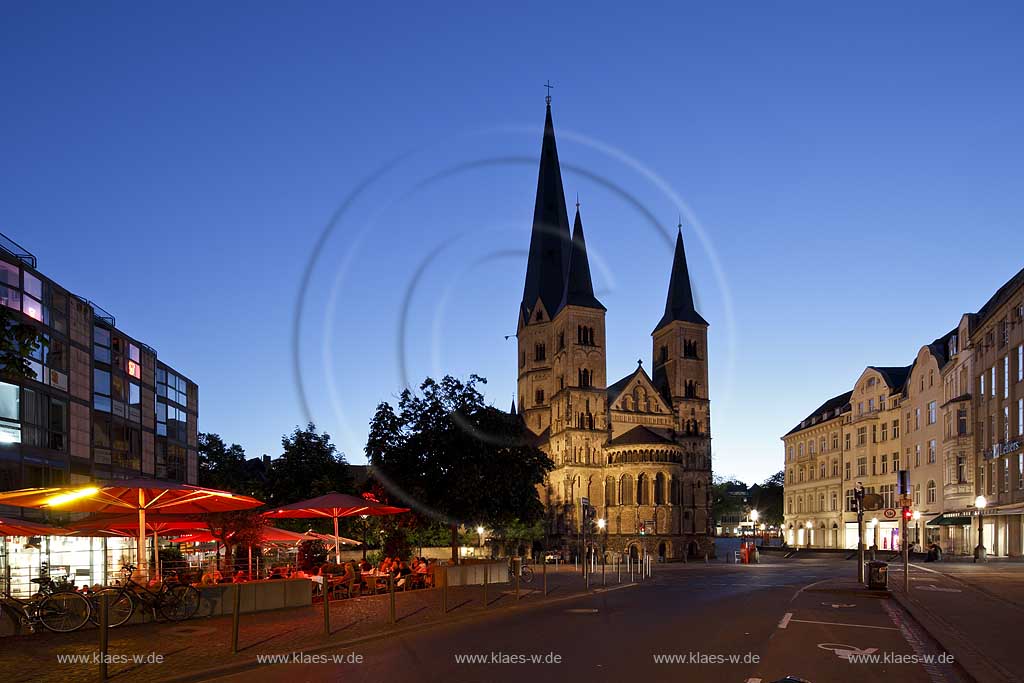 Bonn, Blick ueber Martinsplatz auf Bonner Muenster St. Martin Kirche beleuchtet zur blauen Stunde, view to church illuminated during the blue hour