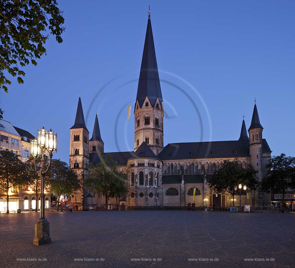 Bonn, Blick ueber Muensterplatz auf Langhaus, Bonner Muenster St. Martin Kirche beleuchtet zur blauen Stunde, view to church illuminated during the blue hour