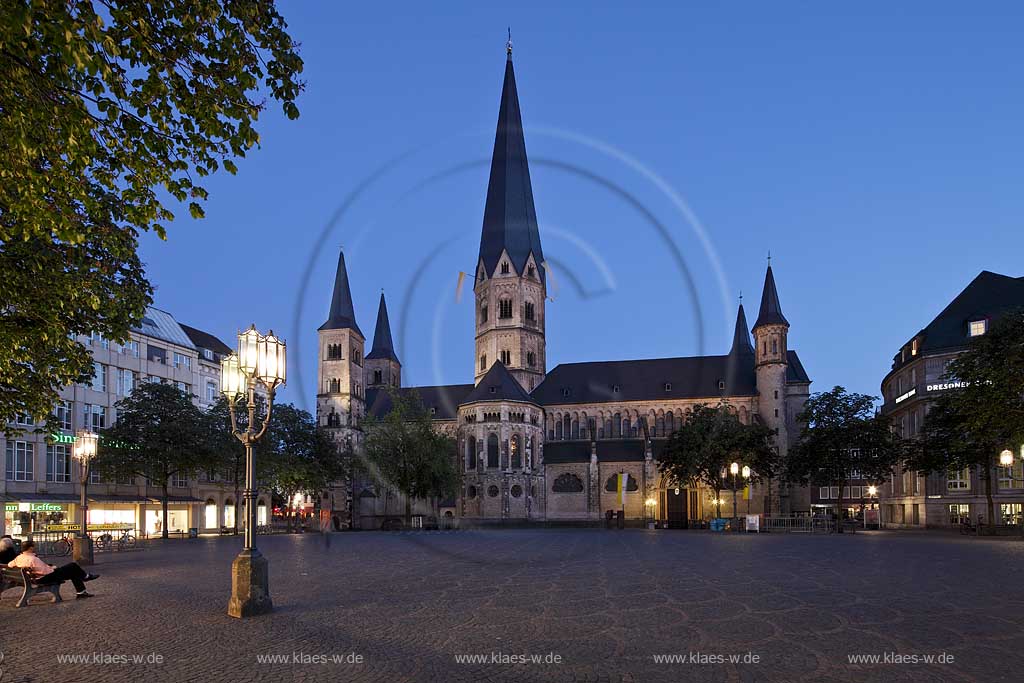 Bonn, Blick ueber Muensterplatz auf Langhaus, Bonner Muenster St. Martin Kirche beleuchtet zur blauen Stunde, view to church illuminated during the blue hour