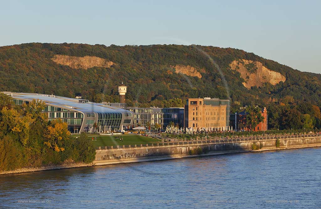 Bonn bei Oberkassel Blick ueber den Rhein auf Rohmuehle mit Spielplatz und Rheinpromenade im Herbst; Bonn at Oberkassel view over Rhine at Rohmuehle with playground and promenade in autumn