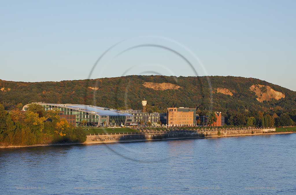 Bonn bei Oberkassel Blick ueber den Rhein auf Rohmuehle mit Spielplatz und Rheinpromenade im Herbst; Bonn at Oberkassel view over Rhine at Rohmuehle with playground and promenade in autumn