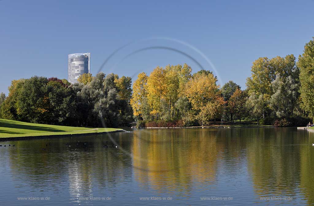 Bonn Rheinauenpark mit Baumspiegelung im Auensee mit Post Tower im Herbst; Bonn Rheinauepark with mirroring of trees in the Auensea with Post tower in autumn