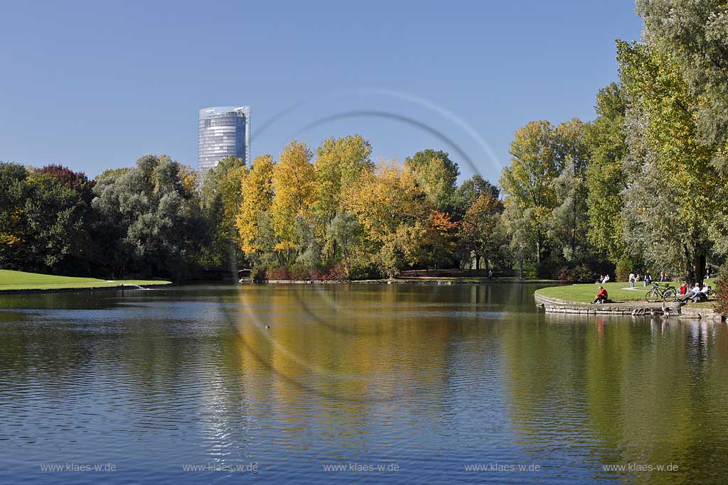 Bonn Rheinauenpark mit Baumspiegelung im Auensee mit Post Tower im Herbst; Bonn Rheinauepark with mirroring of trees in the Auensea with Post tower in autumn