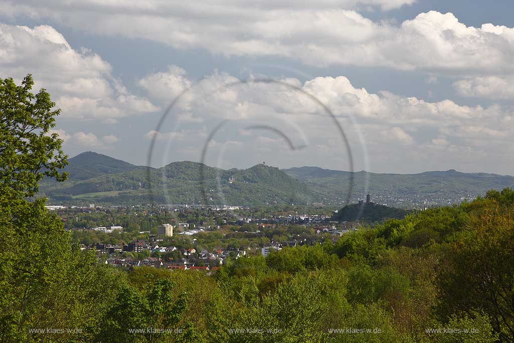 Bonn, Blick vom Venusberg ueber Bad Godesberg mit der Godesburg zum Siebengebirge mit Drachenburg und Drachenfels; View from Hill Venusberg over ruine Gedsburg to Siebengebirge with castle Drachenburg and ruine Drachenfels