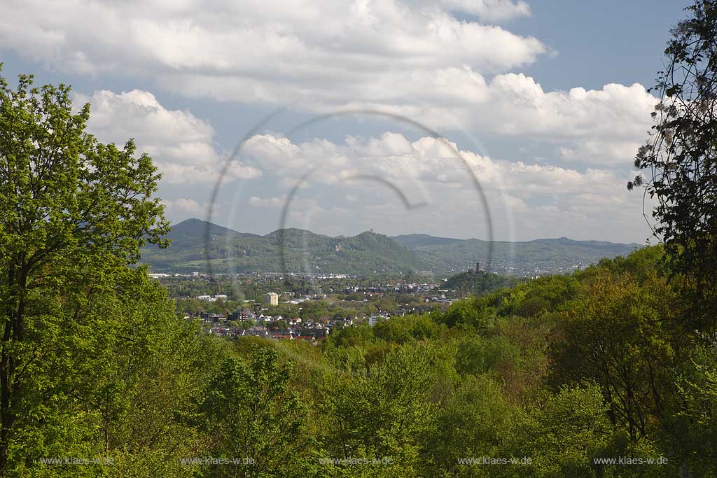Bonn, Blick vom Venusberg ueber Bad Godesberg mit der Godesburg zum Siebengebirge mit Drachenburg und Drachenfels; View from Hill Venusberg over ruine Gedsburg to Siebengebirge with castle Drachenburg and ruine Drachenfels