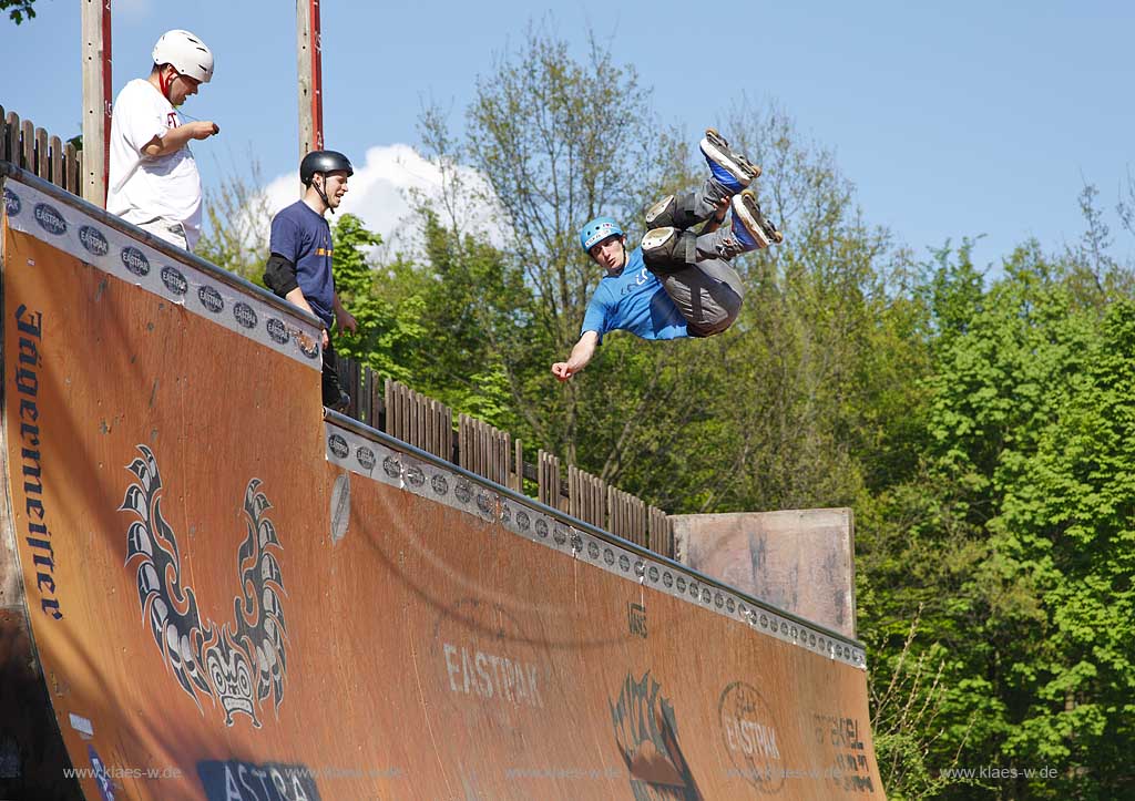 Bonn, Freizeitpark Rheinaue, Inline Skater auf der groessten Halfpipe Europas; Amusemtpark Rheinaue, the European lagest half pipe, inliner