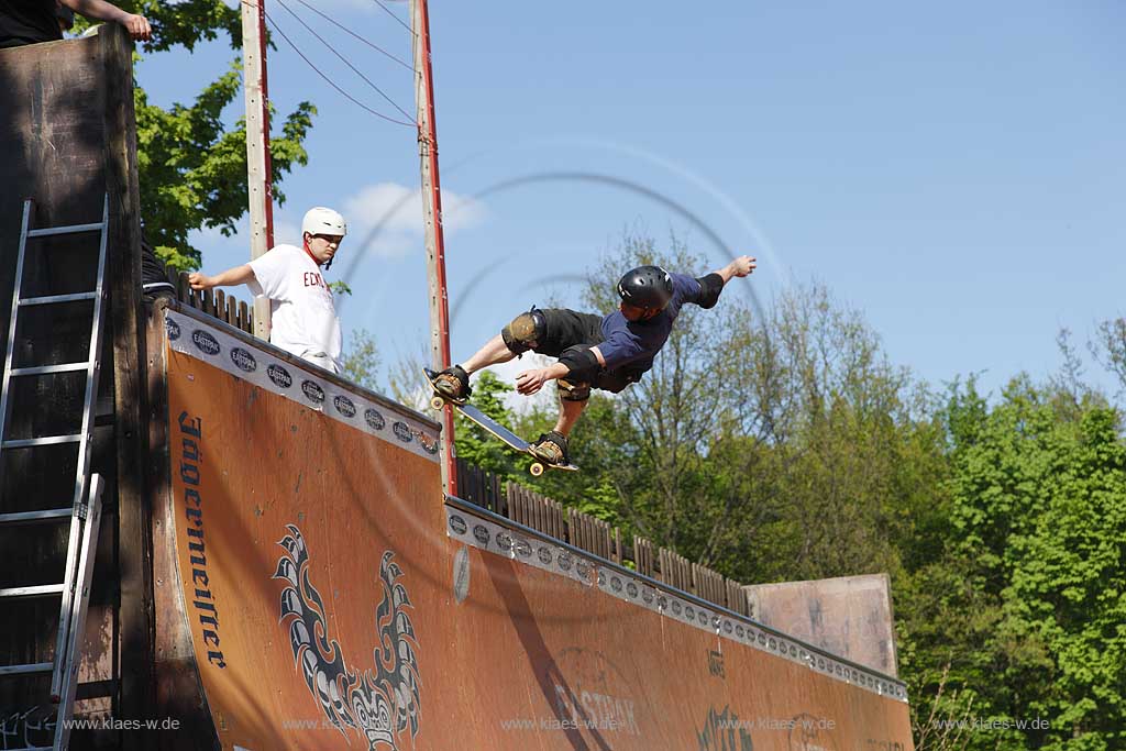 Bonn, Freizeitpark Rheinaue, Skateboard Fahrer auf der groessten Halfpipe Europas; Amusemtpark Rheinaue, the European lagest half pipe, skateboard driver