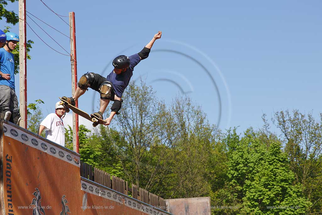 Bonn, Freizeitpark Rheinaue, Skateboard Fahrer auf der groessten Halfpipe Europas; Amusemtpark Rheinaue, the European lagest half pipe, skateboard driver