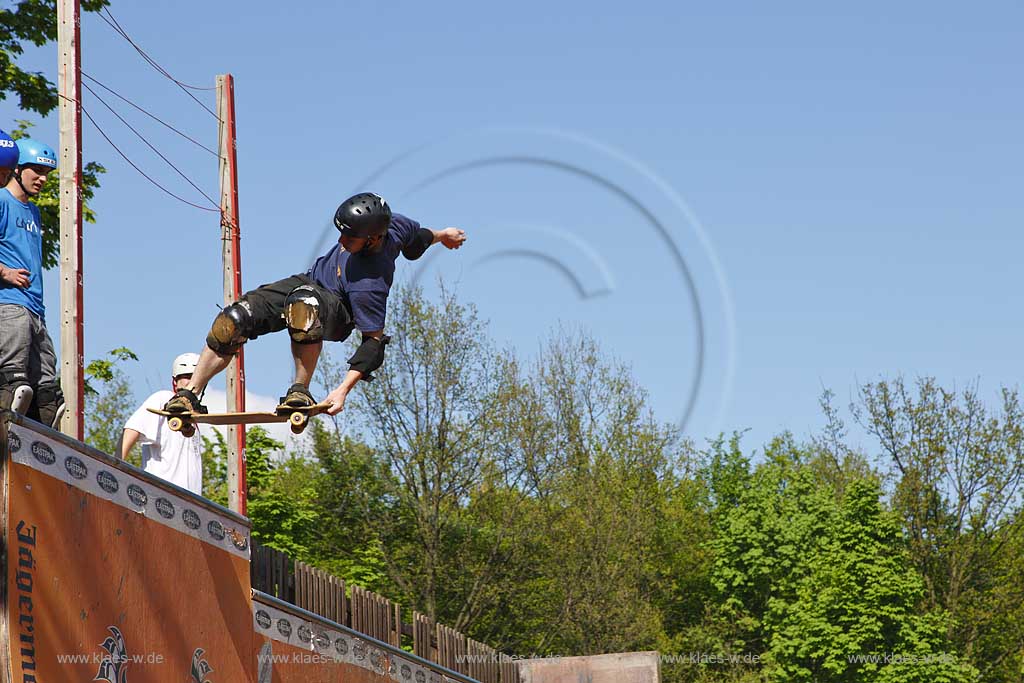 Bonn, Freizeitpark Rheinaue, Skateboard Fahrer auf der groessten Halfpipe Europas; Amusemtpark Rheinaue, the European lagest half pipe, skateboard driver