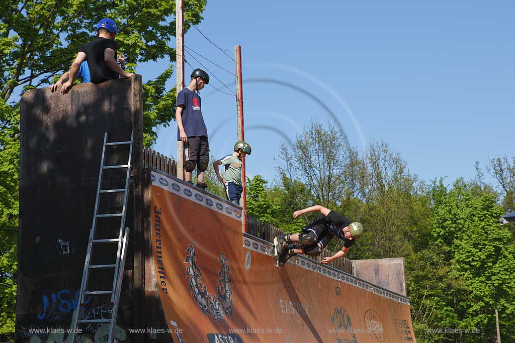 Bonn, Freizeitpark Rheinaue, Inline Skater auf der groessten Halfpipe Europas; Amusemtpark Rheinaue, the European lagest half pipe, inliner