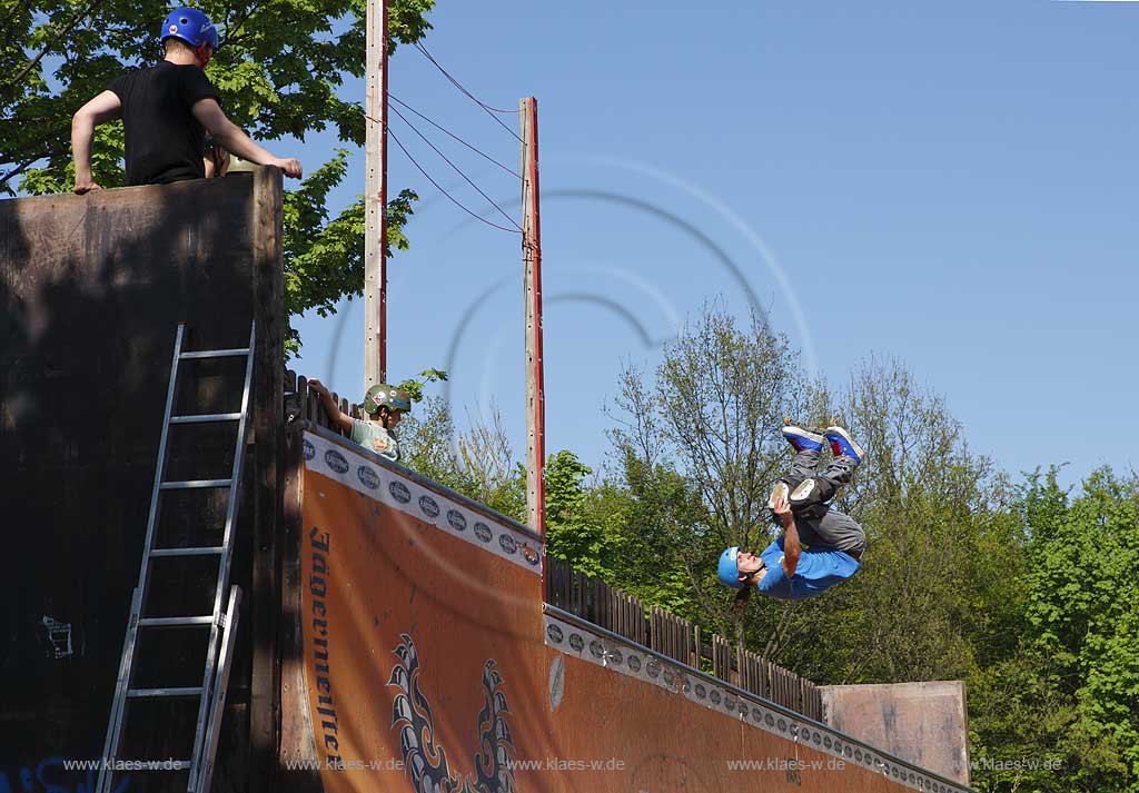 Bonn, Freizeitpark Rheinaue, Inline Skater auf der groessten Halfpipe Europas; Amusemtpark Rheinaue, the European lagest half pipe, inliner