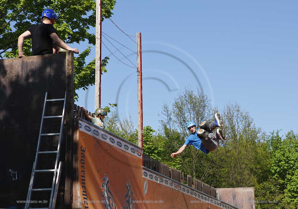 Bonn, Freizeitpark Rheinaue, Inline Skater auf der groessten Halfpipe Europas; Amusemtpark Rheinaue, the European lagest half pipe, inliner