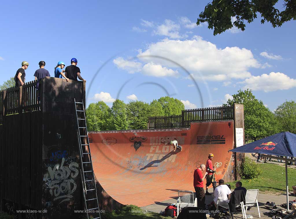 Bonn, Freizeitpark Rheinaue, Inline Skater auf der groessten Halfpipe Europas; Amusemtpark Rheinaue, the European lagest half pipe, inliner