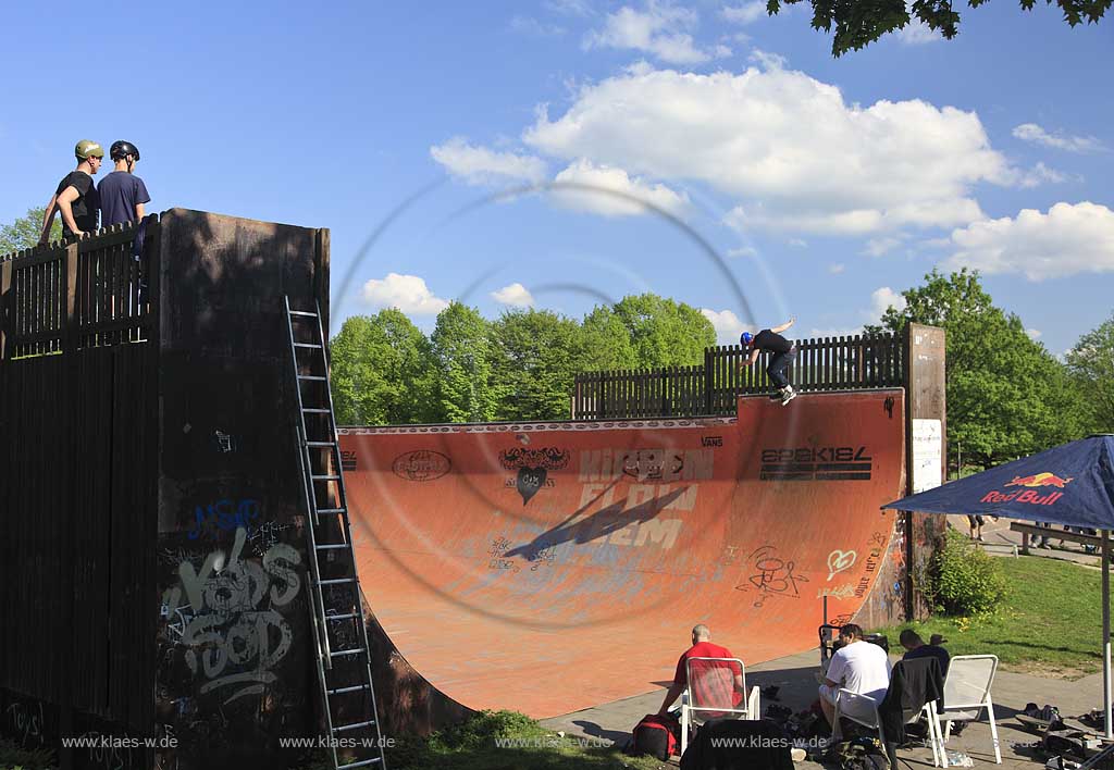 Bonn, Freizeitpark Rheinaue, Inline Skater auf der groessten Halfpipe Europas; Amusemtpark Rheinaue, the European lagest half pipe, inliner