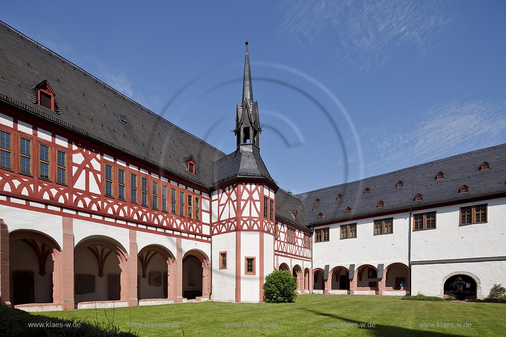 Eltvielle, Kloster Eberbach mit Blick zum Westflgel und Kreuzgang, Das Kloster wurde im 12. Jahrhundert im Kisselbachtal von Erzbischof Adalbert von Mainz errichtet. Es ist  ein ehemaliges Zisterzienserkloster in Eltville am Rhein im Rheingau und zaehlt mit seinen eindrucksvollen romanischen und frhgotischen Bauten zu den bedeutendsten Kunstdenkmlern Hessens. Im Kloster wurde im Winter 1985/86 ein Groteil der Innenaufnahmen zum Film Der Name der Rose gedreht; Eltvile, abbey Eberbach, lview to cross coat.