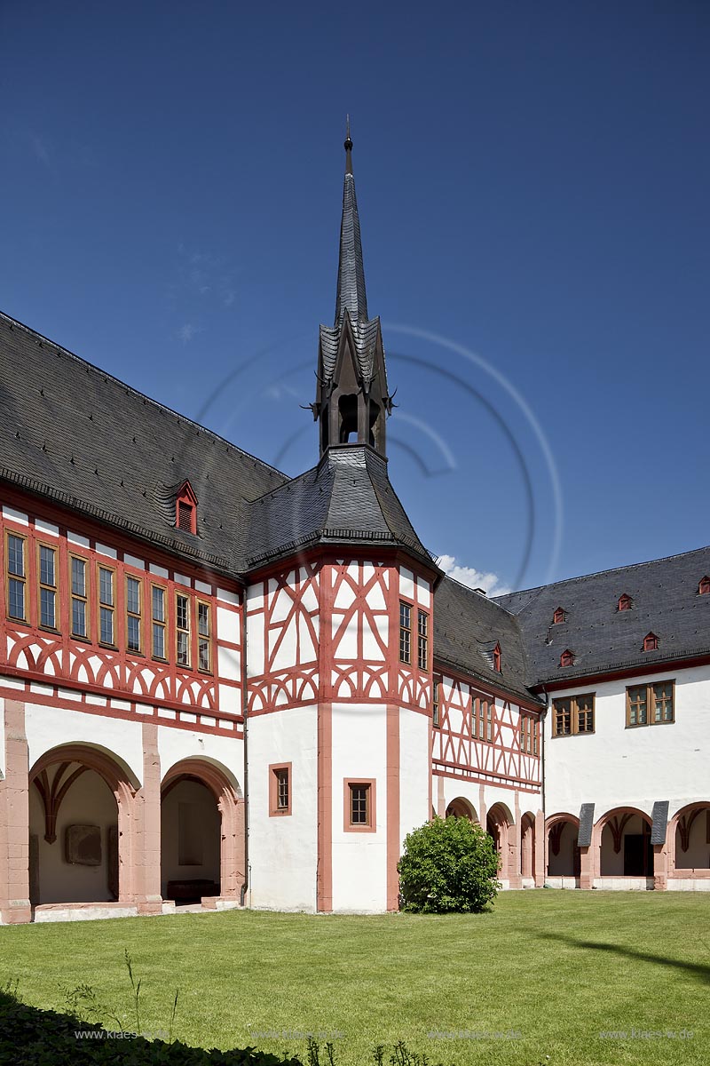 Eltvielle, Kloster Eberbach mit Blick zum Westflgel und Kreuzgang, Das Kloster wurde im 12. Jahrhundert im Kisselbachtal von Erzbischof Adalbert von Mainz errichtet. Es ist  ein ehemaliges Zisterzienserkloster in Eltville am Rhein im Rheingau und zaehlt mit seinen eindrucksvollen romanischen und frhgotischen Bauten zu den bedeutendsten Kunstdenkmlern Hessens. Im Kloster wurde im Winter 1985/86 ein Groteil der Innenaufnahmen zum Film Der Name der Rose gedreht;  Eltvile, abbey Eberbach, lview to cross coat.