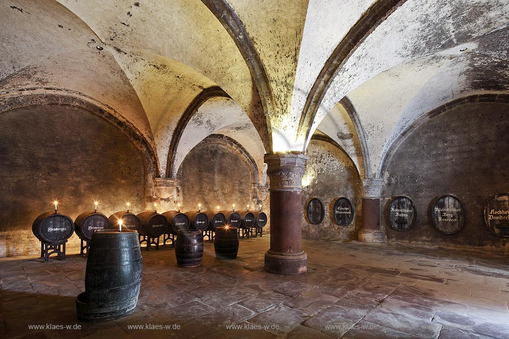 Eltville, Kloster Eberbacht, Fraternei, Cabinetkeller im Kerzenlicht, Weinfaesser, Gewoelbe. Das Kloster wurde im 12. Jahrhundert im Kisselbachtal von Erzbischof Adalbert von Mainz errichtet. Es ist  ein ehemaliges Zisterzienserkloster in Eltville am Rhein im Rheingau und zaehlt mit seinen eindrucksvollen romanischen und frhgotischen Bauten zu den bedeutendsten Kunstdenkmlern Hessens. Im Kloster wurde im Winter 1985/86 ein Groteil der Innenaufnahmen zum Film Der Name der Rose gedreht; Eltville, abbey Eberbach, cabinet cellar.