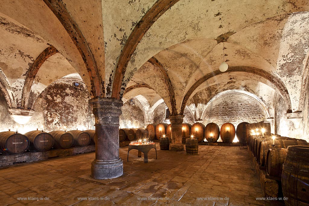 Eltville, Kloster Eberbacht, Fraternei, Cabinetkeller im Kerzenlicht, Weinfaesser, Gewoelbe. Das Kloster wurde im 12. Jahrhundert im Kisselbachtal von Erzbischof Adalbert von Mainz errichtet. Es ist  ein ehemaliges Zisterzienserkloster in Eltville am Rhein im Rheingau und zaehlt mit seinen eindrucksvollen romanischen und frhgotischen Bauten zu den bedeutendsten Kunstdenkmlern Hessens. Im Kloster wurde im Winter 1985/86 ein Groteil der Innenaufnahmen zum Film Der Name der Rose gedreht.