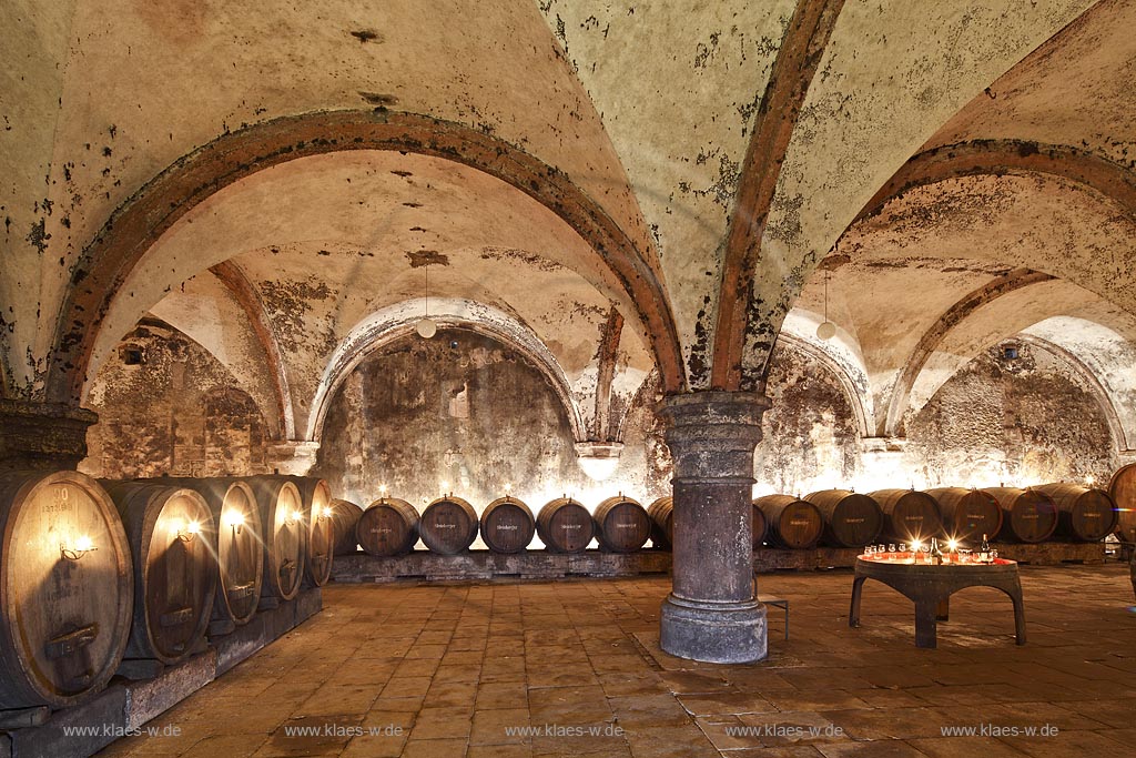 Eltville, Kloster Eberbacht, Fraternei, Cabinetkeller im Kerzenlicht, Weinfaesser, Gewoelbe. Das Kloster wurde im 12. Jahrhundert im Kisselbachtal von Erzbischof Adalbert von Mainz errichtet. Es ist  ein ehemaliges Zisterzienserkloster in Eltville am Rhein im Rheingau und zaehlt mit seinen eindrucksvollen romanischen und frhgotischen Bauten zu den bedeutendsten Kunstdenkmlern Hessens. Im Kloster wurde im Winter 1985/86 ein Groteil der Innenaufnahmen zum Film Der Name der Rose gedreht.