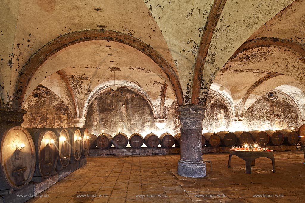 Eltville, Kloster Eberbacht, Fraternei, Cabinetkeller im Kerzenlicht, Weinfaesser, Gewoelbe. Das Kloster wurde im 12. Jahrhundert im Kisselbachtal von Erzbischof Adalbert von Mainz errichtet. Es ist  ein ehemaliges Zisterzienserkloster in Eltville am Rhein im Rheingau und zaehlt mit seinen eindrucksvollen romanischen und frhgotischen Bauten zu den bedeutendsten Kunstdenkmlern Hessens. Im Kloster wurde im Winter 1985/86 ein Groteil der Innenaufnahmen zum Film Der Name der Rose gedreht.