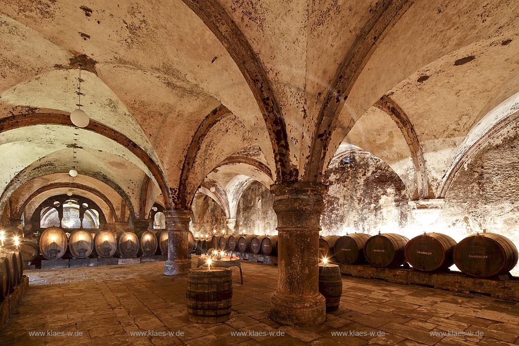 Eltville, Kloster Eberbacht, Fraternei, Cabinetkeller im Kerzenlicht, Weinfaesser, Gewoelbe. Das Kloster wurde im 12. Jahrhundert im Kisselbachtal von Erzbischof Adalbert von Mainz errichtet. Es ist  ein ehemaliges Zisterzienserkloster in Eltville am Rhein im Rheingau und zaehlt mit seinen eindrucksvollen romanischen und frhgotischen Bauten zu den bedeutendsten Kunstdenkmlern Hessens. Im Kloster wurde im Winter 1985/86 ein Groteil der Innenaufnahmen zum Film Der Name der Rose gedreht; Eltville, abbey Eberbacht,  cabinet cellar.