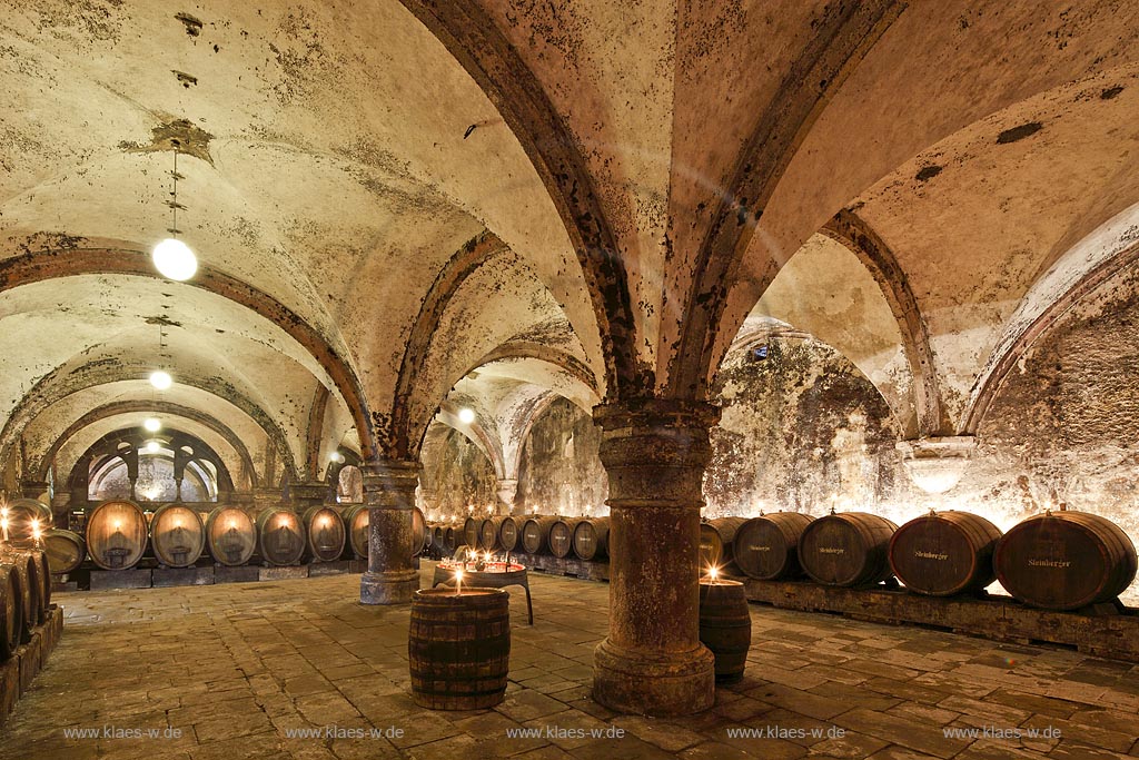 Eltville, Kloster Eberbacht, Fraternei, Cabinetkeller im Kerzenlicht, Weinfaesser, Gewoelbe. Das Kloster wurde im 12. Jahrhundert im Kisselbachtal von Erzbischof Adalbert von Mainz errichtet. Es ist  ein ehemaliges Zisterzienserkloster in Eltville am Rhein im Rheingau und zaehlt mit seinen eindrucksvollen romanischen und frhgotischen Bauten zu den bedeutendsten Kunstdenkmlern Hessens. Im Kloster wurde im Winter 1985/86 ein Groteil der Innenaufnahmen zum Film Der Name der Rose gedreht; Eltville, abbey Eberbacht,  cabinet cellar.