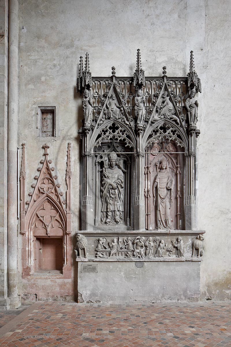 Eltville, Kloster Eberbach, Blick auf Hochgrab. Das Kloster wurde im 12. Jahrhundert im Kisselbachtal von Erzbischof Adalbert von Mainz errichtet. Es ist  ein ehemaliges Zisterzienserkloster in Eltville am Rhein im Rheingau und zaehlt mit seinen eindrucksvollen romanischen und frhgotischen Bauten zu den bedeutendsten Kunstdenkmlern Hessens. Im Kloster wurde im Winter 1985/86 ein Groteil der Innenaufnahmen zum Film Der Name der Rose gedreht; Eltville, abbey Eberbach, view to grave.