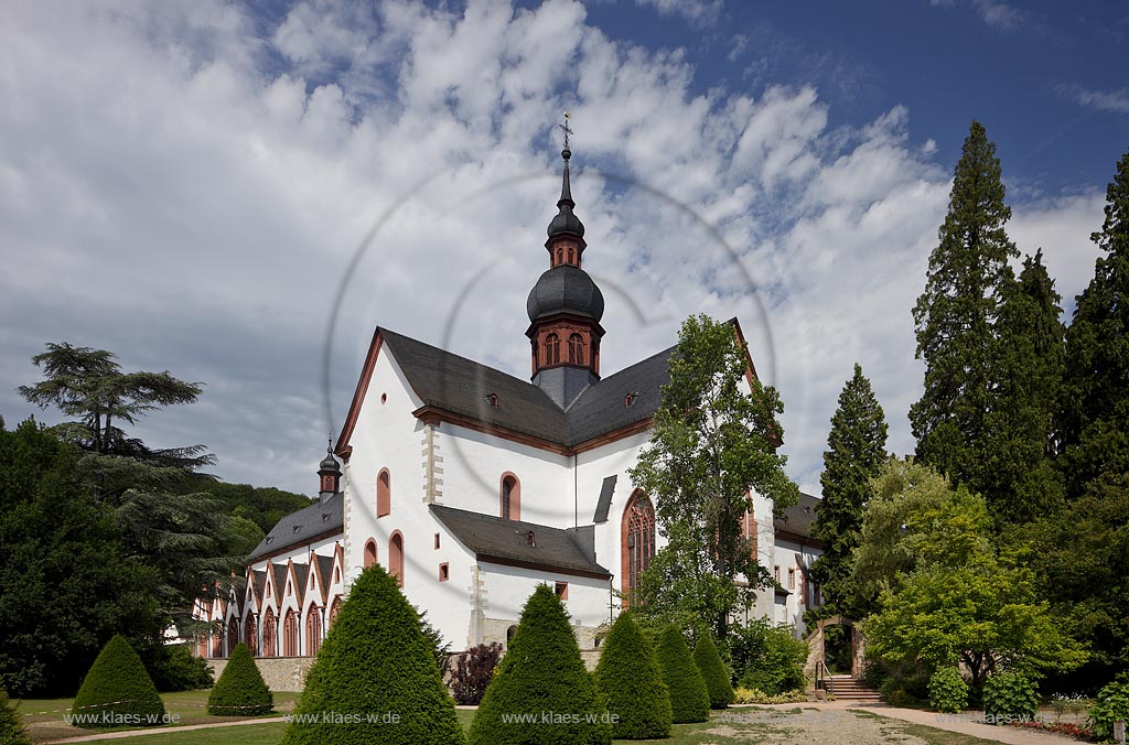 Eltville, Kloster Eberbach Blick zur Klosterkirche von Suedosten, Das Kloster wurde im 12. Jahrhundert im Kisselbachtal von Erzbischof Adalbert von Mainz errichtet. Es ist  ein ehemaliges Zisterzienserkloster in Eltville am Rhein im Rheingau und zaehlt mit seinen eindrucksvollen romanischen und frhgotischen Bauten zu den bedeutendsten Kunstdenkmlern Hessens. Im Kloster wurde im Winter 1985/86 ein Groteil der Innenaufnahmen zum Film Der Name der Rose gedreht; Eltville, abbey Eberbach, view ato abbey church from south east.