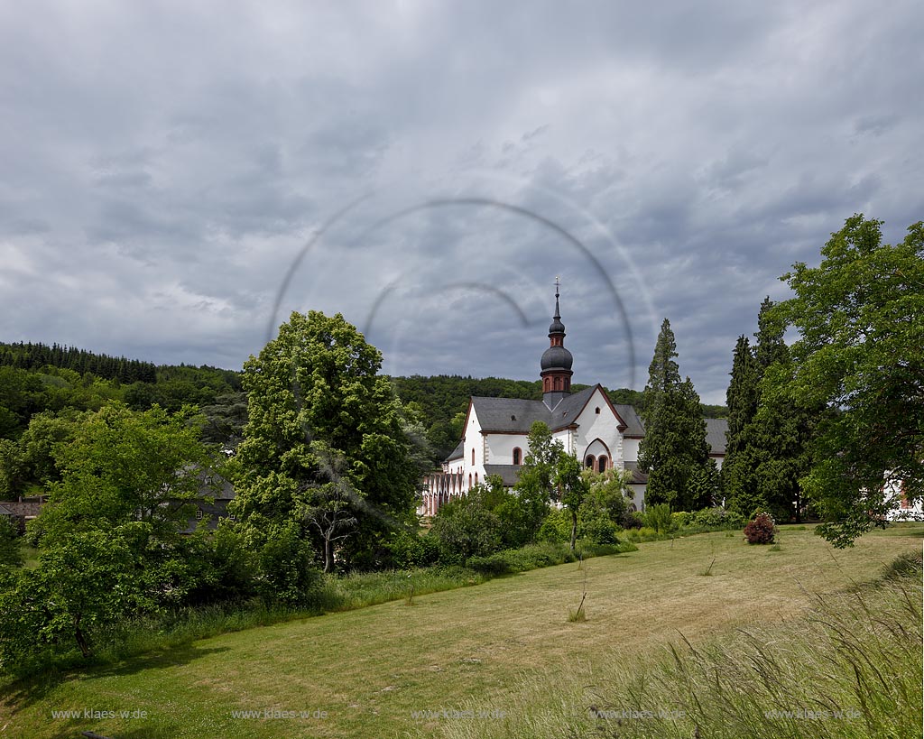 Eltville, Kloster Eberbach Blick zur Klosterkirche von Suedosten, Das Kloster wurde im 12. Jahrhundert im Kisselbachtal von Erzbischof Adalbert von Mainz errichtet. Es ist  ein ehemaliges Zisterzienserkloster in Eltville am Rhein im Rheingau und zaehlt mit seinen eindrucksvollen romanischen und frhgotischen Bauten zu den bedeutendsten Kunstdenkmlern Hessens. Im Kloster wurde im Winter 1985/86 ein Groteil der Innenaufnahmen zum Film Der Name der Rose gedreht;  Eltville, abbey Eberbach, view ato abbey church from south east.