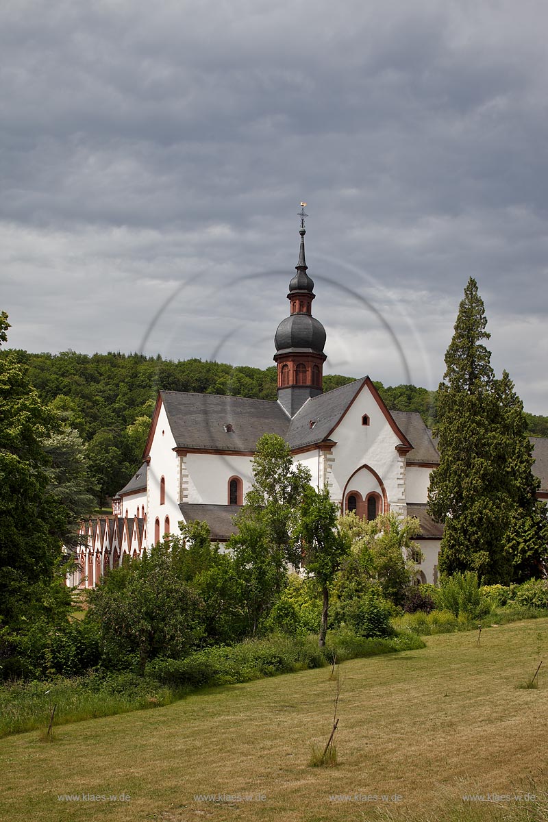 Eltville, Kloster Eberbach Blick zur Klosterkirche von Suedosten, Das Kloster wurde im 12. Jahrhundert im Kisselbachtal von Erzbischof Adalbert von Mainz errichtet. Es ist  ein ehemaliges Zisterzienserkloster in Eltville am Rhein im Rheingau und zaehlt mit seinen eindrucksvollen romanischen und frhgotischen Bauten zu den bedeutendsten Kunstdenkmlern Hessens. Im Kloster wurde im Winter 1985/86 ein Groteil der Innenaufnahmen zum Film Der Name der Rose gedreht;  Eltville, abbey Eberbach, view ato abbey church from south east.