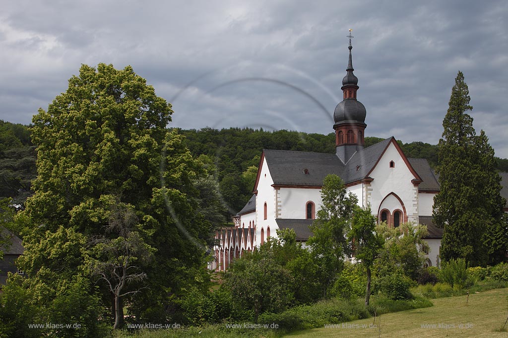 Eltville, Kloster Eberbach Blick zur Klosterkirche von Suedosten, Das Kloster wurde im 12. Jahrhundert im Kisselbachtal von Erzbischof Adalbert von Mainz errichtet. Es ist  ein ehemaliges Zisterzienserkloster in Eltville am Rhein im Rheingau und zaehlt mit seinen eindrucksvollen romanischen und frhgotischen Bauten zu den bedeutendsten Kunstdenkmlern Hessens. Im Kloster wurde im Winter 1985/86 ein Groteil der Innenaufnahmen zum Film Der Name der Rose gedreht;  Eltville, abbey Eberbach, view ato abbey church from south east.