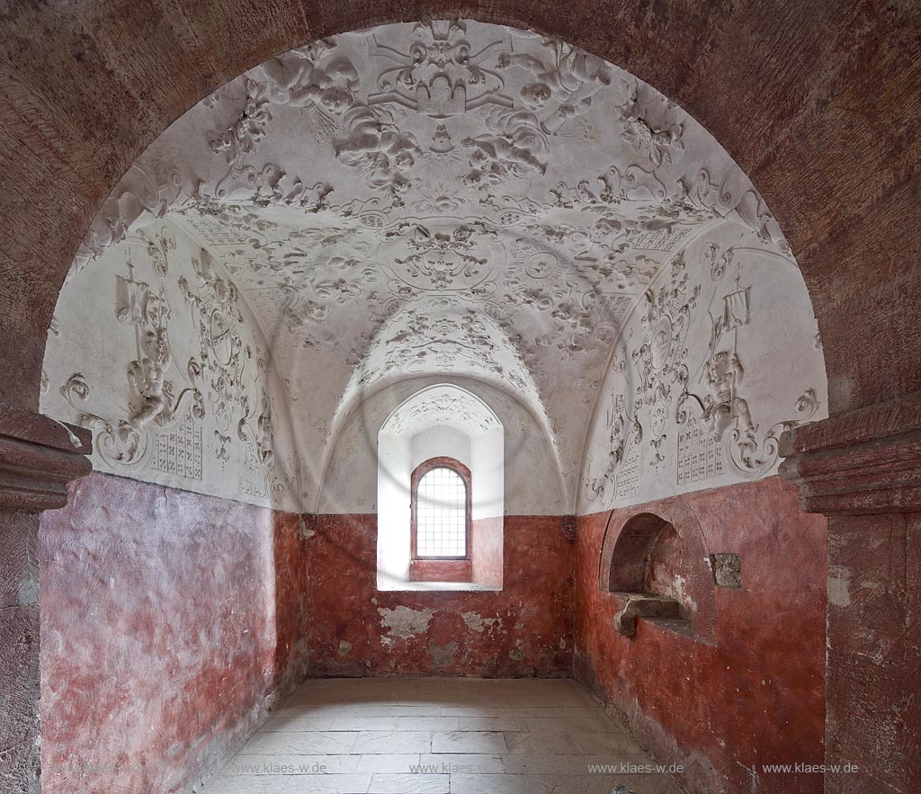 Eltville, Kloster Eberbach  Klosterkirche eine der Ostkapellen mit Stuckdecke, Das Kloster wurde im 12. Jahrhundert im Kisselbachtal von Erzbischof Adalbert von Mainz errichtet. Es ist  ein ehemaliges Zisterzienserkloster in Eltville am Rhein im Rheingau und zaehlt mit seinen eindrucksvollen romanischen und frhgotischen Bauten zu den bedeutendsten Kunstdenkmlern Hessens. Im Kloster wurde im Winter 1985/86 ein Groteil der Innenaufnahmen zum Film Der Name der Rose gedreht;   Eltville, abbey Eberbach, view into eastchapel of abbey church.