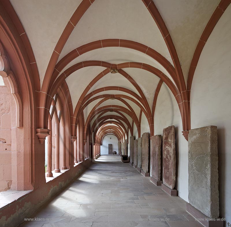 Eltvielle, Kloster Eberbach, Kreuzgang. Das Kloster wurde im 12. Jahrhundert im Kisselbachtal von Erzbischof Adalbert von Mainz errichtet. Es ist  ein ehemaliges Zisterzienserkloster in Eltville am Rhein im Rheingau und zaehlt mit seinen eindrucksvollen romanischen und frhgotischen Bauten zu den bedeutendsten Kunstdenkmlern Hessens. Im Kloster wurde im Winter 1985/86 ein Groteil der Innenaufnahmen zum Film Der Name der Rose gedreht;  Eltville, abbey Eberbach, cross-coat.