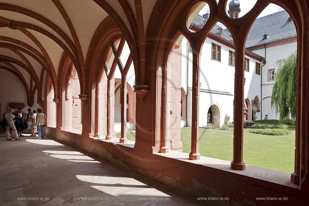 Eltvielle, Kloster Eberbach, Kreuzgang. Das Kloster wurde im 12. Jahrhundert im Kisselbachtal von Erzbischof Adalbert von Mainz errichtet. Es ist  ein ehemaliges Zisterzienserkloster in Eltville am Rhein im Rheingau und zaehlt mit seinen eindrucksvollen romanischen und frhgotischen Bauten zu den bedeutendsten Kunstdenkmlern Hessens. Im Kloster wurde im Winter 1985/86 ein Groteil der Innenaufnahmen zum Film Der Name der Rose gedreht;  Eltville, abbey Eberbach, cross-coat.