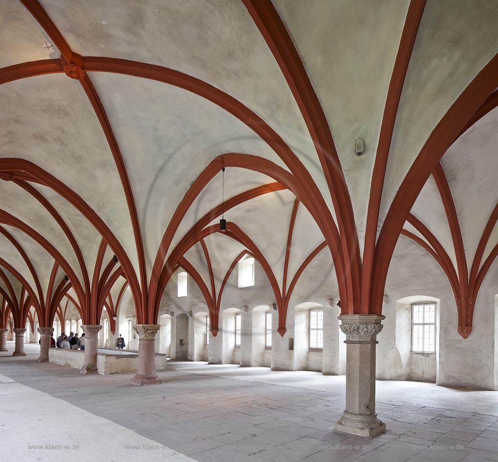 Eltville, Kloster Eberbach, Moenchsdormitorium. Das Kloster wurde im 12. Jahrhundert im Kisselbachtal von Erzbischof Adalbert von Mainz errichtet. Es ist  ein ehemaliges Zisterzienserkloster in Eltville am Rhein im Rheingau und zaehlt mit seinen eindrucksvollen romanischen und frhgotischen Bauten zu den bedeutendsten Kunstdenkmlern Hessens. Im Kloster wurde im Winter 1985/86 ein Groteil der Innenaufnahmen zum Film Der Name der Rose gedreht; Eltville, abbey Eberbach, monk dormitory.