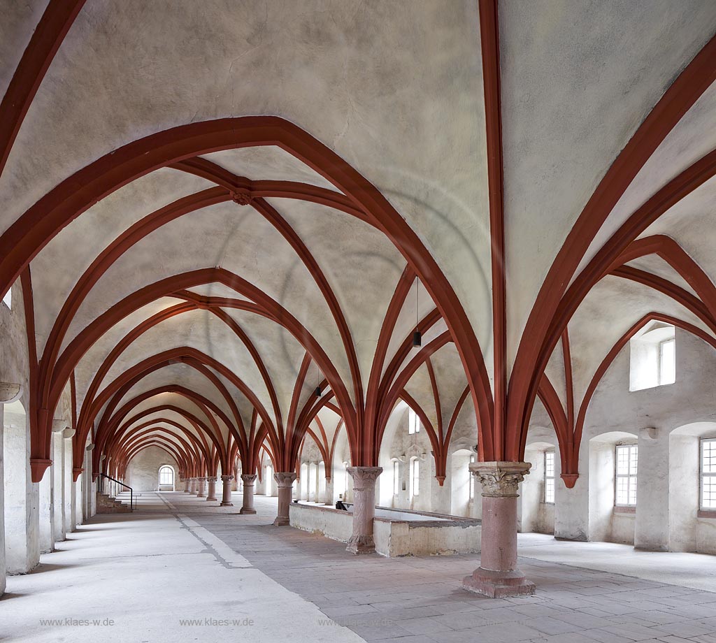 Eltville, Kloster Eberbach, Moenchsdormitorium. Das Kloster wurde im 12. Jahrhundert im Kisselbachtal von Erzbischof Adalbert von Mainz errichtet. Es ist  ein ehemaliges Zisterzienserkloster in Eltville am Rhein im Rheingau und zaehlt mit seinen eindrucksvollen romanischen und frhgotischen Bauten zu den bedeutendsten Kunstdenkmlern Hessens. Im Kloster wurde im Winter 1985/86 ein Groteil der Innenaufnahmen zum Film Der Name der Rose gedreht; Eltville, abbey Eberbach, monk dormitory.