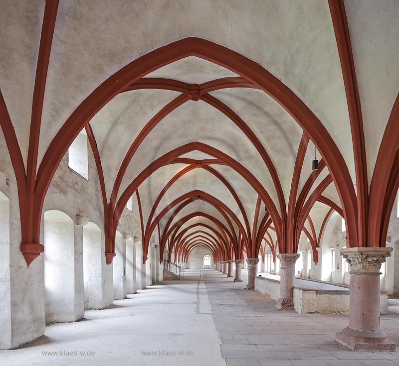 Eltville, Kloster Eberbach, Moenchsdormitorium. Das Kloster wurde im 12. Jahrhundert im Kisselbachtal von Erzbischof Adalbert von Mainz errichtet. Es ist  ein ehemaliges Zisterzienserkloster in Eltville am Rhein im Rheingau und zaehlt mit seinen eindrucksvollen romanischen und frhgotischen Bauten zu den bedeutendsten Kunstdenkmlern Hessens. Im Kloster wurde im Winter 1985/86 ein Groteil der Innenaufnahmen zum Film Der Name der Rose gedreht; Eltville, abbey Eberbach, monk dormitory.