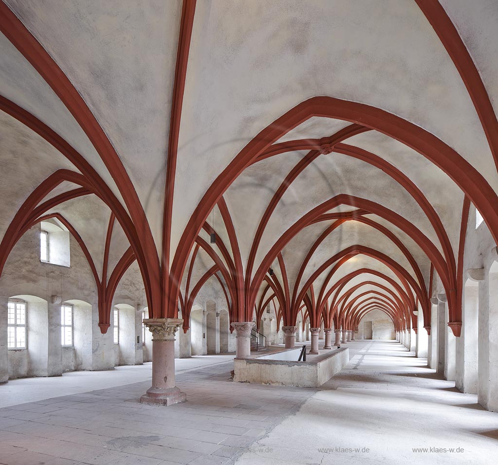 Eltville, Kloster Eberbach, Moenchsdormitorium. Das Kloster wurde im 12. Jahrhundert im Kisselbachtal von Erzbischof Adalbert von Mainz errichtet. Es ist  ein ehemaliges Zisterzienserkloster in Eltville am Rhein im Rheingau und zaehlt mit seinen eindrucksvollen romanischen und frhgotischen Bauten zu den bedeutendsten Kunstdenkmlern Hessens. Im Kloster wurde im Winter 1985/86 ein Groteil der Innenaufnahmen zum Film Der Name der Rose gedreht; Eltville, abbey Eberbach, monk dormitory.