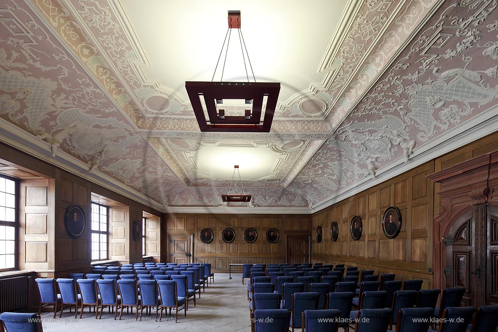 Eltville, Kloster Eberbach, Moenchsrefektorium. Das Kloster wurde im 12. Jahrhundert im Kisselbachtal von Erzbischof Adalbert von Mainz errichtet. Es ist  ein ehemaliges Zisterzienserkloster in Eltville am Rhein im Rheingau und zaehlt mit seinen eindrucksvollen romanischen und frhgotischen Bauten zu den bedeutendsten Kunstdenkmlern Hessens. Im Kloster wurde im Winter 1985/86 ein Groteil der Innenaufnahmen zum Film Der Name der Rose gedreht; Eltville, abbey Eberbach, monk dormitory.