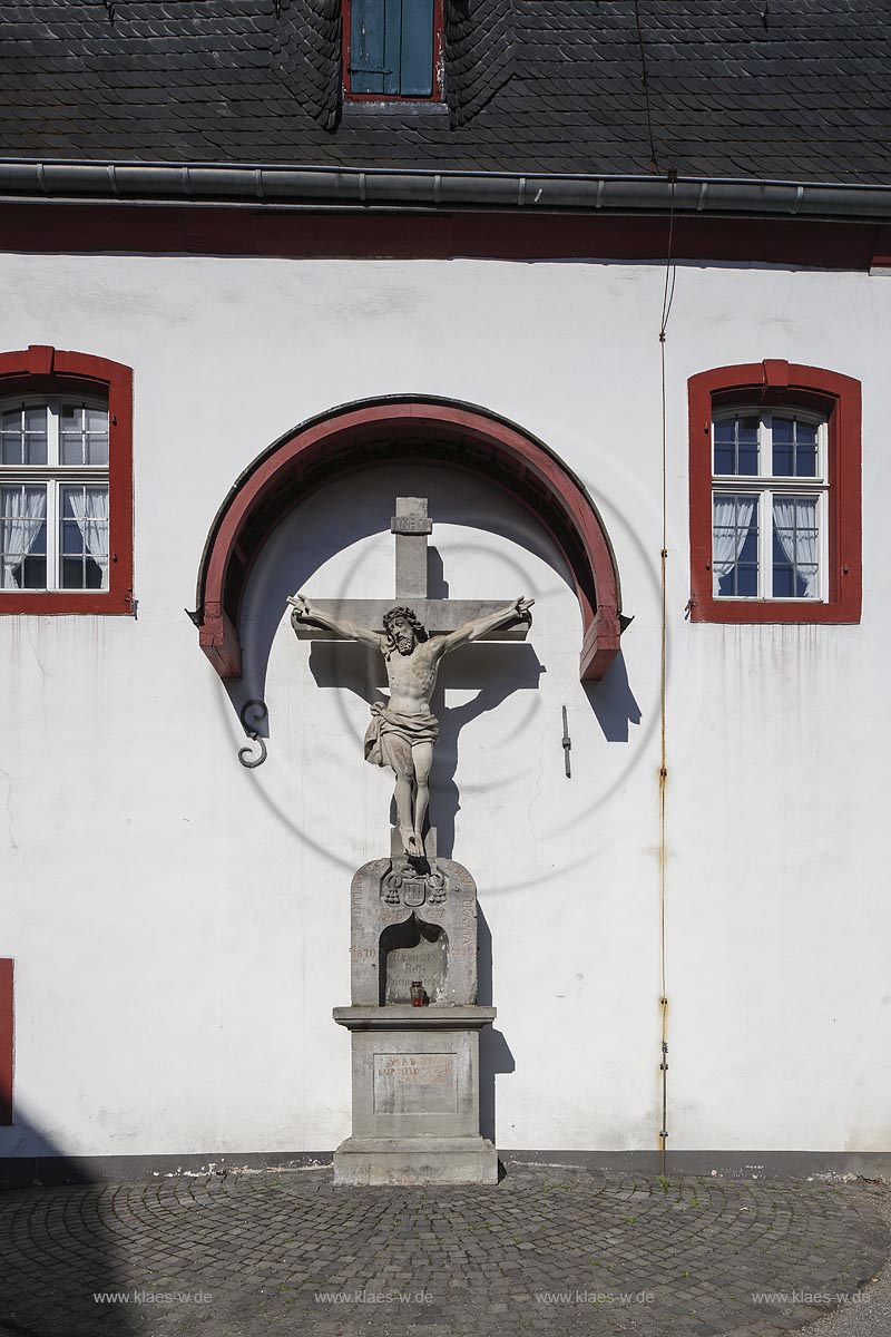 Erpel,  barockes Steinkreuz hinter Rathaus; Erpel, baroque cross of stone behind the townhall.