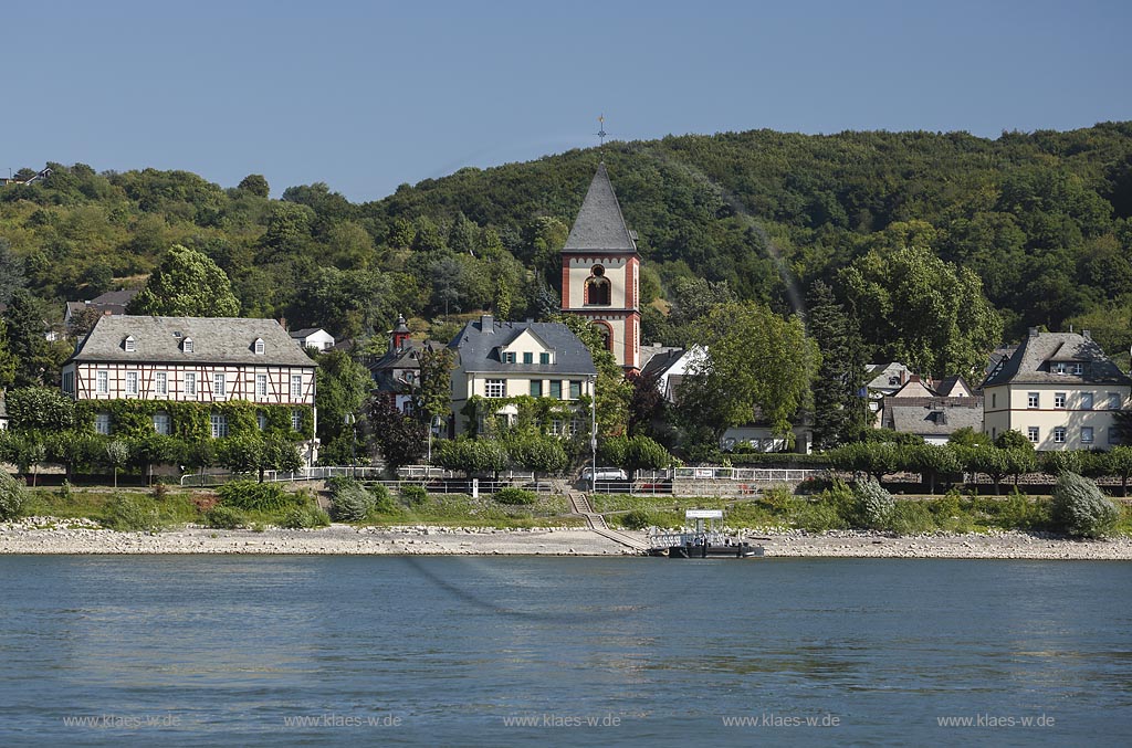 Erpel, Blick ueber den Rhein auf Fronhof und Pfarrkirche St. Severin; Erpel, view over the river Rhine to the Fronhof and to the parish church St. Severin.