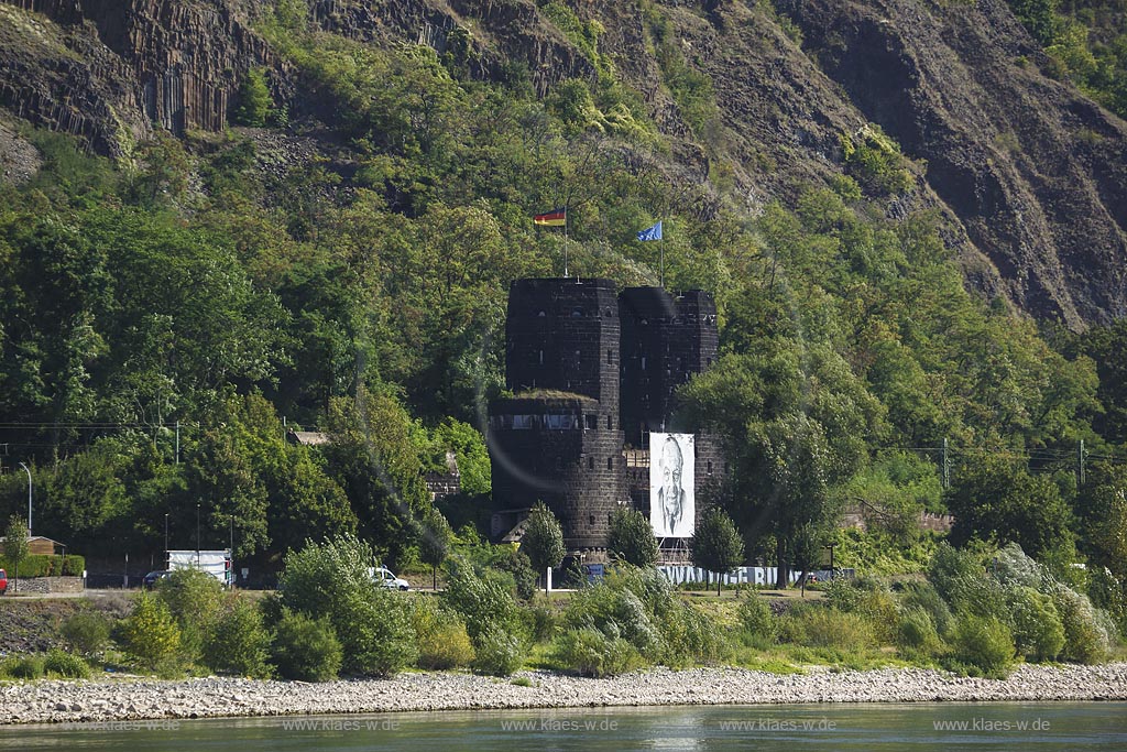 Erpel, der am Rheinufer gelgene rechtsrheinischer Brueckenturm, Ostportal, der ehemaligen Ludendorff-Bruecke, bekannt als "Bruecke von Remagen"; Erpel, the at the Rhine riverbank situated tower of the bridge on the right side of the Rhine, Ostportal, of the Bridge once Ludendorff-Bruecke, as known as bridge "Bruecke von Remagen".