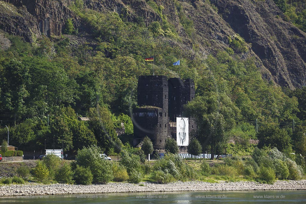 Erpel, der am Rheinufer gelgene rechtsrheinischer Brueckenturm, Ostportal, der ehemaligen Ludendorff-Bruecke, bekannt als "Bruecke von Remagen"; Erpel, the at the Rhine riverbank situated tower of the bridge on the right side of the Rhine, Ostportal, of the Bridge once Ludendorff-Bruecke, as known as bridge "Bruecke von Remagen".