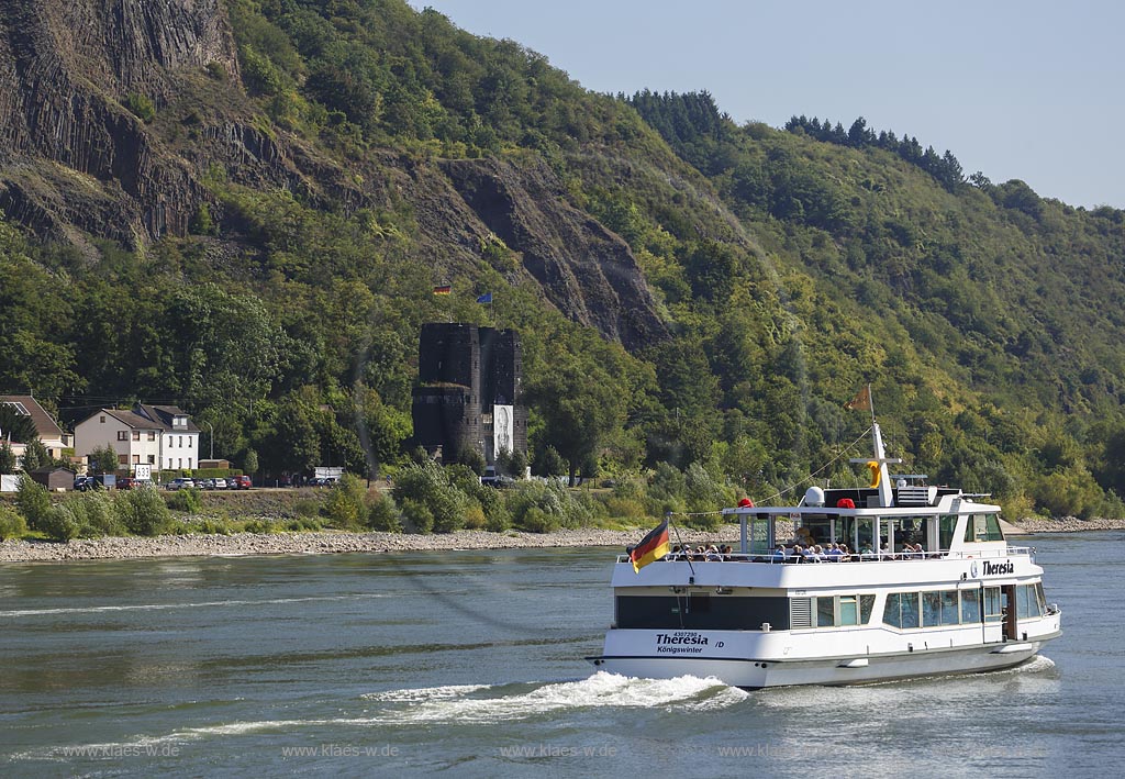 Erpel, Blick zum rechtsrheinischer Brueckenturm, Ostportal, der ehemaligen Ludendorff-Bruecke, bekannt als "Bruecke von Remagen", Personenschiff "Theresia" auf dem Rhein; Erpel, the at the Rhine riverbank situated tower of the bridge on the right side of the Rhine, Ostportal, of the Bridge once Ludendorff-Bruecke, as known as bridge "Bruecke von Remagen", passenger ship "Theresia" on the river Rhine.