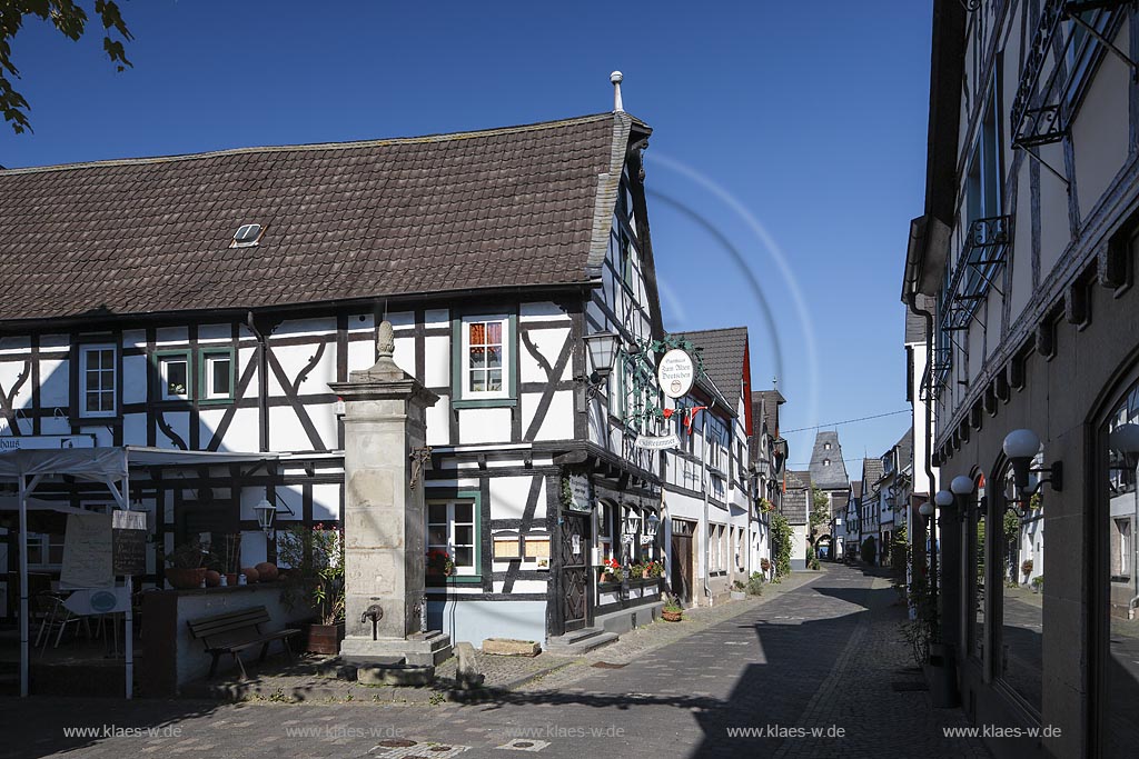 Erpel, Ecke Hauptstrasse / Puetzgasse, Blick in Richtung "Neutor"; Erpel, at the street corner Hauptstrasse / Puetzgasse, view to the "Neutor".