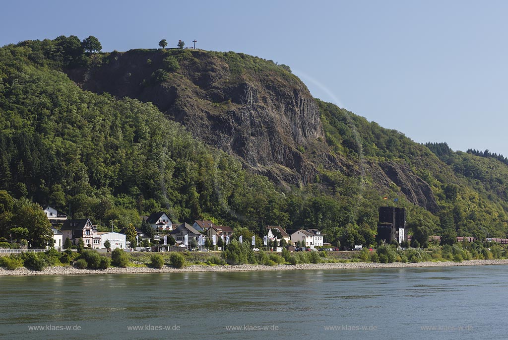 Erpel,  Blick ueber den Rhein zur Erpeler Ley, Basaltfelsen und den rechtsrheinischen Brueckenturm, Ostportal, der ehemalige Ludendorff-Bruecke, bekannt als "Bruecke von Remagen"; Erpel, view over the river Rhine to Erpeler Ley, basaltic rock and to the tower of the bridge Brueckenturm, Ostportal, the bridge once Ludendorff-Bruecke, as known as "Bruecke von Remagen".