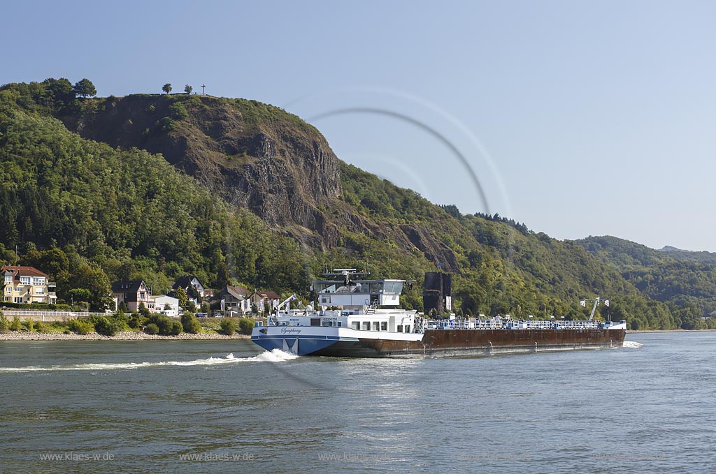 Erpel,  Binnenfrachtschiff auf dem Rhein, Tankschiff "Symphony" auf dem Rhein, im Hintergrund die Erpeler Ley, Basaltfelsen und rechtsrheinischer Brueckenturm, Ostportal, der ehemaligen Ludendorff-Bruecke, bekannt als "Bruecke von Remagen"; Erpel, river barge at the river Rhine, in the background the Erpeler Ley, basaltic rock and to the tower of the bridge Brueckenturm, Ostportal, the bridge once Ludendorff-Bruecke, as known as "Bruecke von Remagen".