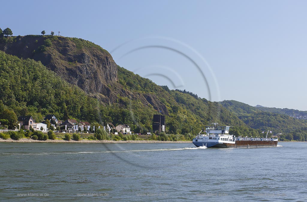 Erpel,  Binnenfrachtschiff auf dem Rhein, im Hintergrund die Erpeler Ley, Basaltfelsen und rechtsrheinischer Brueckenturm, Ostportal, der ehemaligen Ludendorff-Bruecke, bekannt als "Bruecke von Remagen"; Erpel, river barge at the river Rhine, in the background the Erpeler Ley, basaltic rock and to the tower of the bridge Brueckenturm, Ostportal, the bridge once Ludendorff-Bruecke, as known as "Bruecke von Remagen".